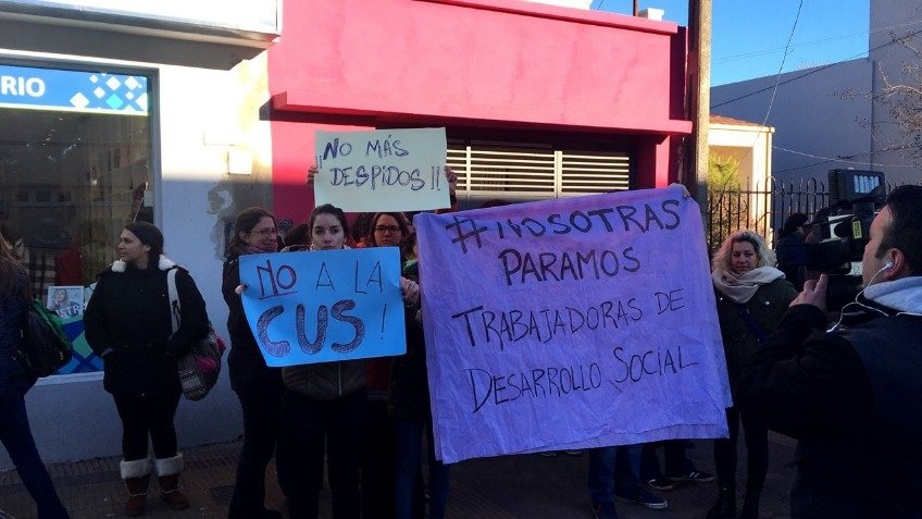 Manifestantes se acercan a esperar a Macri y Vidal